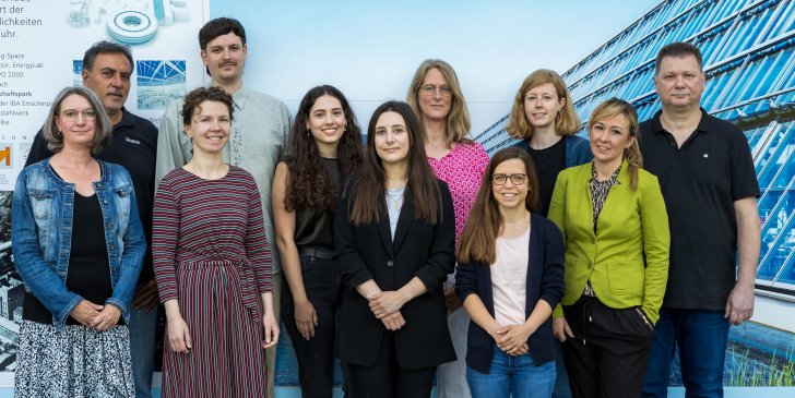 Gruppenbild Mitarbeiterinnen und Mitarbeiter des Forschungsschwerpunktes Arbeit & Wandel des Instituts Arbeit und Technik vom 12.06.2023