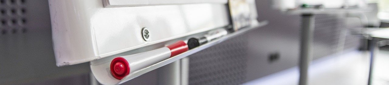 Titelbild Termine © Bild von Rudy and Peter Skitterians auf Pixabay Bild zeigt den unteren Teil einer Flipchart mit Stiften