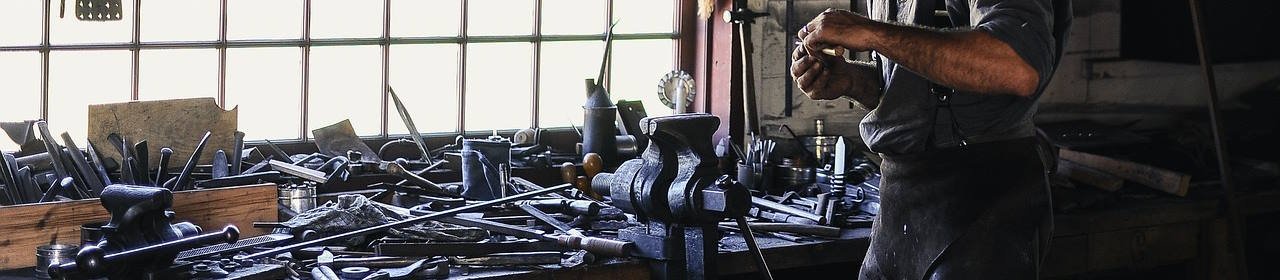 Eine Werkstatt mit viel Werkzeugen (Titelbild) Eine Werkstatt mit viel Werkzeugen (Titelbild)