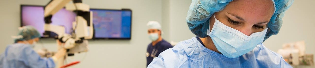 Krankenschwester in einem Operationssaal (Titelbild) Krankenschwester in einem Operationssaal (Titelbild)