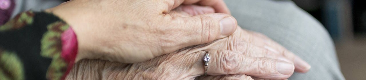 Alte Hände beruhigend übereinandergelegt (Titelbild) Alte Hände beruhigend übereinandergelegt (Titelbild)