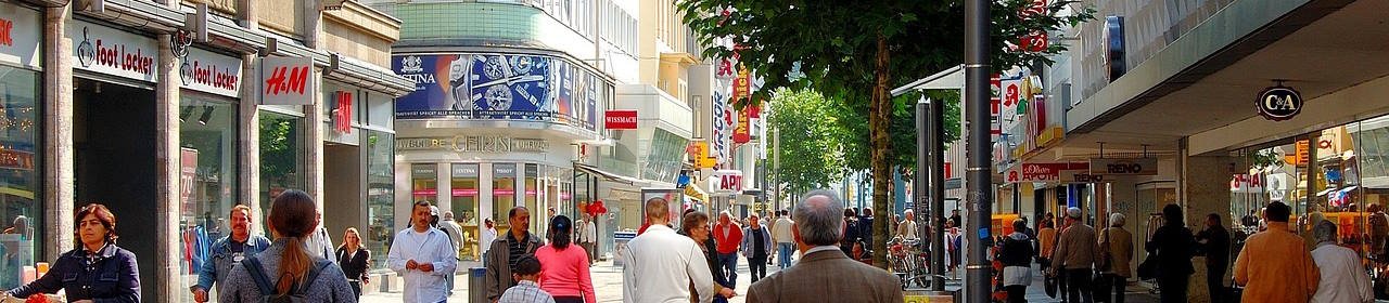 Momentaufnahme in einer Fußgängerzone einer großen Stadt (Titelbild) Momentaufnahme in einer Fußgängerzone einer großen Stadt (Titelbild)