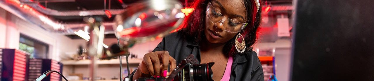 Eine Frau in einem Labor (Titelbild) Eine Frau in einem Labor (Titelbild)