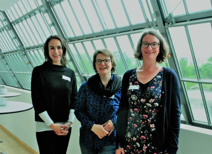 Das Organisationsteam Caroline Richter (IAQ), Saskia Freye (Netzwerk Arbeitsforschung NRW) und Michaela Evans (IAT) der Tagung „Digitalisierung der Arbeit im Gesundheits- und Sozialsektor“ im Wissenschaftspark Gelsenkirchen.