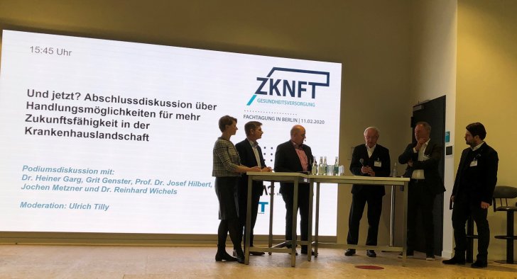 Teilnehmer auf der Bühne beim Kongress „ZKNFT der Gesundheitsversorgung“