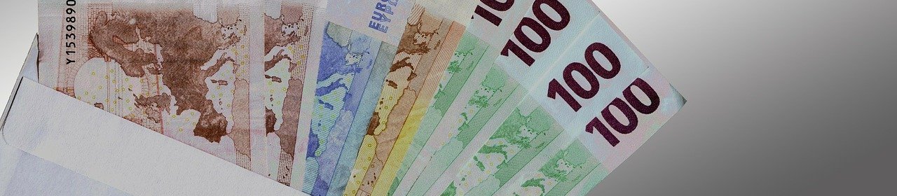 Geld in einem Briefumschlag